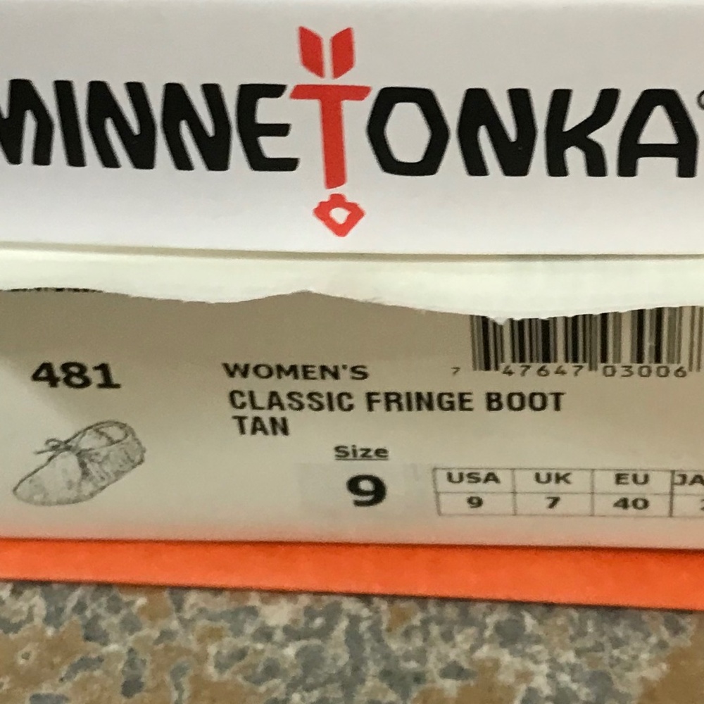 Minnetonka soft classic fringe boot size 9